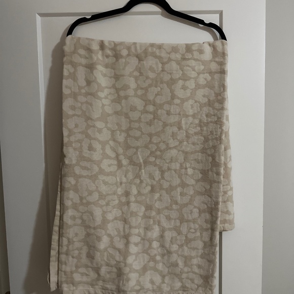 One Wednesday x Jillian Harris universal throw - Picture 1 of 1